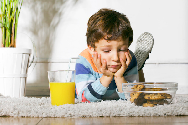 Niña con celiaquía mirando comida que no puede comer