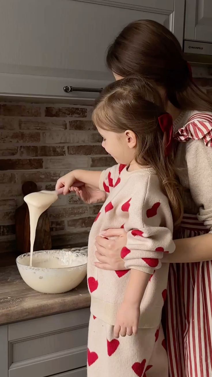 Chef Valentina Luján con su hija en la cocina